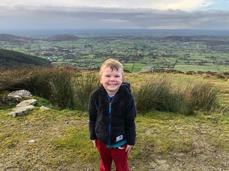 „L-am salvat cu pupicul meu!” O boală transmisă printr-un sărut de la surioara lui i-a salvat viața acestui bebeluș!