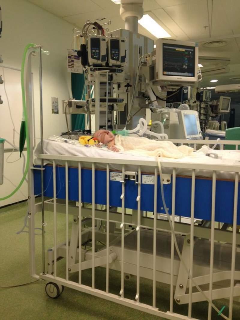 „L-am salvat cu pupicul meu!” O boală transmisă printr-un sărut de la surioara lui i-a salvat viața acestui bebeluș!