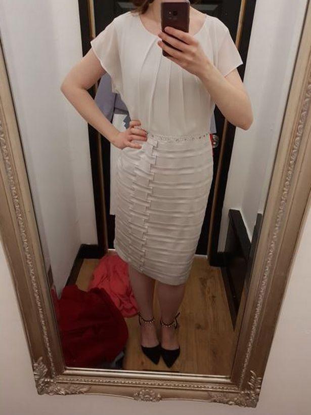 O femeie a pozat rochia cu care voia să meargă la o nuntă, dar a fost pusă la zid! Ce i s-a reproșat