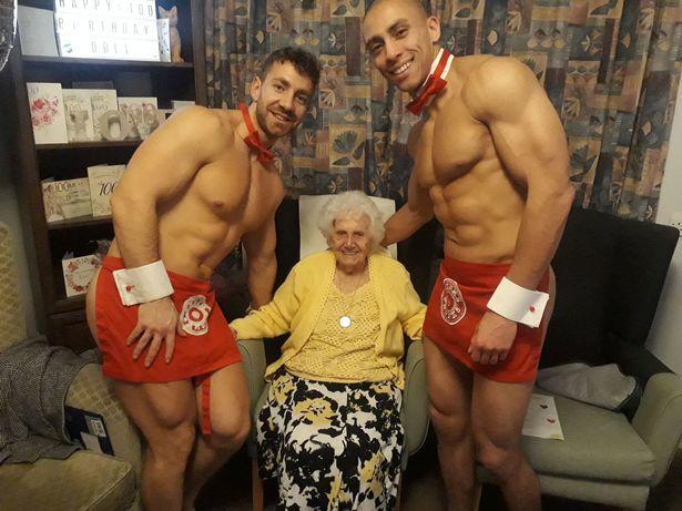 Inedit! O bunicuță excentrică are parte de o petrecere originală la petrecerea de 100 de ani. 2 stripperi îndrăzneți o întineresc instant!