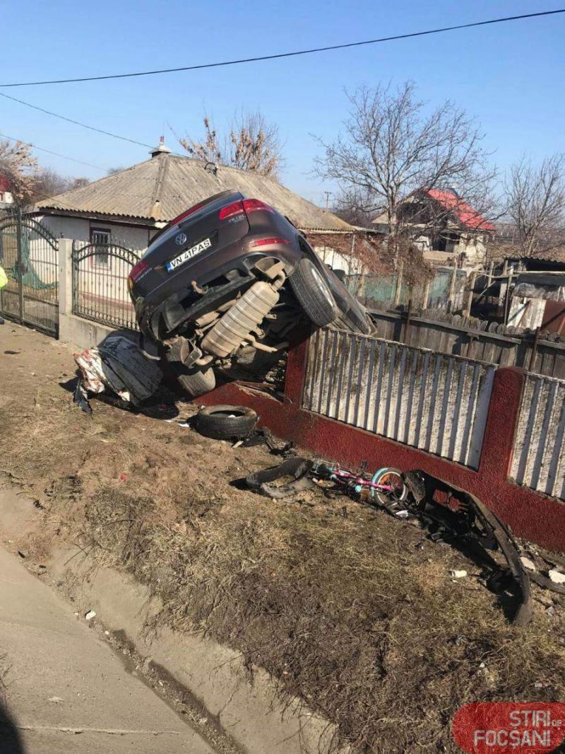 Cascadorii pe o șosea din Vrancea. O șoferiță de 23 de ani s-a înfipt cu mașina în gardul unei case. Copil aflat pe trotuar, rănit