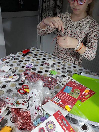 Denisa confecționează și vinde mărțișoare "ca să se facă bine"! Suferă de o boală gravă a intestinelor: "De ce eu? De ce trebuie să fiu bolnavă?"