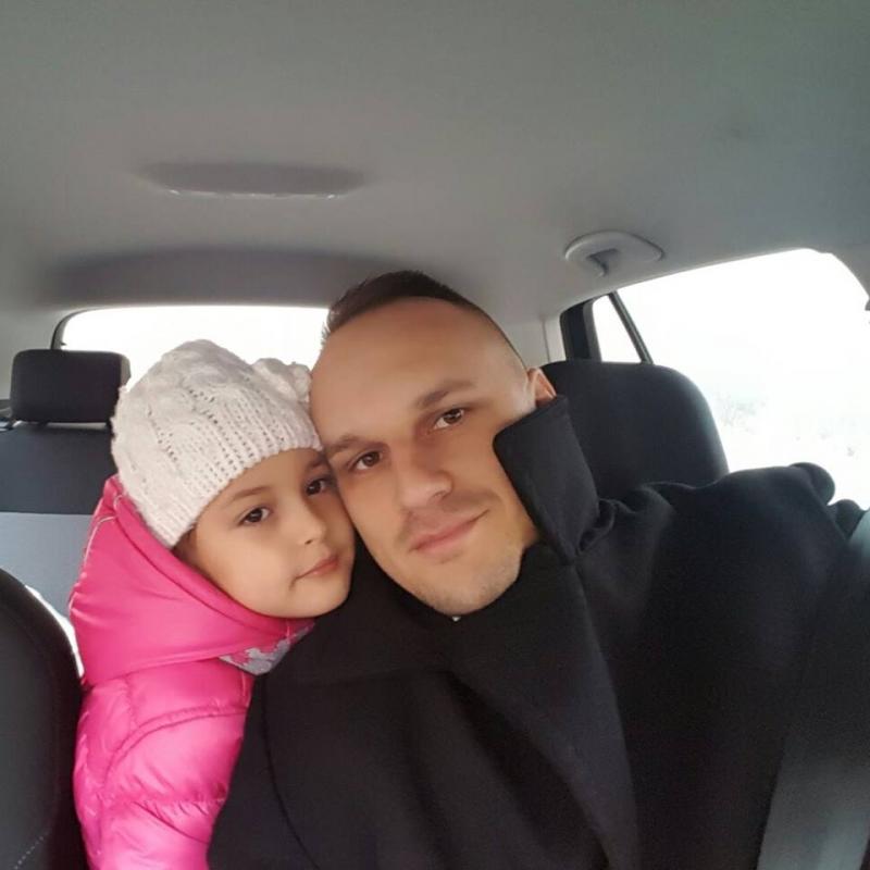 Ce a făcut soția lui Alex Crăcui, bărbatul din Târgu-Jiu mort la frizerie, după înmormântare. Fetița lor încă îl așteaptă acasă pe tati