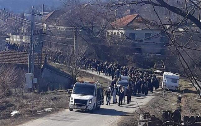 Ce a făcut soția lui Alex Crăcui, bărbatul din Târgu-Jiu mort la frizerie, după înmormântare. Fetița lor încă îl așteaptă acasă pe tati