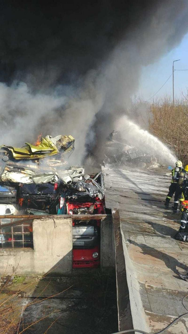 Pericol foarte mare! Nor uriaș de fum, produs de un incendiu, cuprinde Capitala. Bucureștenii sunt sfătuiţi să nu iasă din case