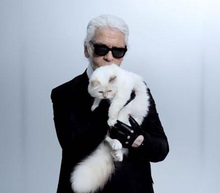 Karl Lagerfeld, victima unui iubit gelos! Nu și-a mai dat jos ochelarii 51 de ani