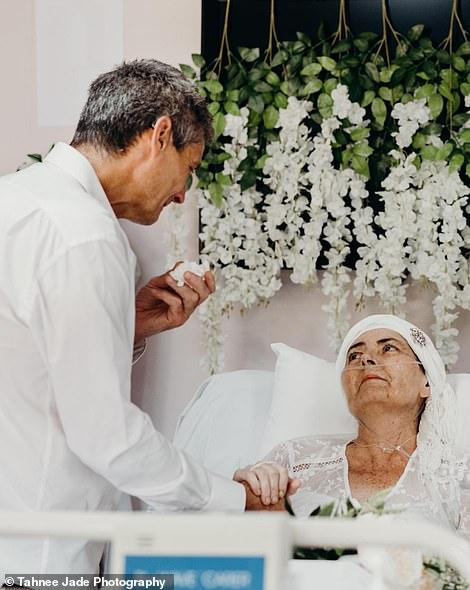 Au curs râuri de lacrimi! O femeie diagnosticată cu cancer în fază terminală s-a căsătorit cu marea dragoste în spital, cu câteva ore înainte de a deceda!