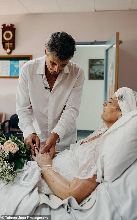 Au curs râuri de lacrimi! O femeie diagnosticată cu cancer în fază terminală s-a căsătorit cu marea dragoste în spital, cu câteva ore înainte de a deceda!