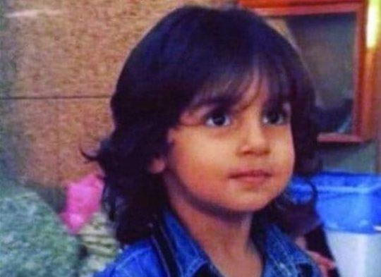 Copil decapitat chiar în fața mamei, pe stradă! Ce motiv șocant au avut atacatorii