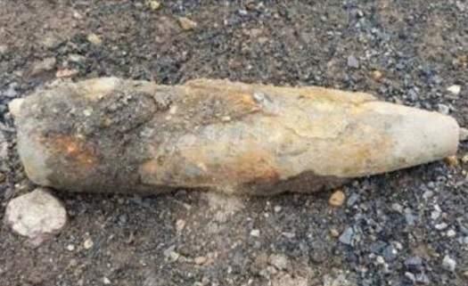 Panică în Capitală! Un proiectil din al Doilea Război Mondial a fost descoperit pe stradă