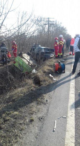 Accident mortal! Trei mașini și un camion cu butelii s-au ciocnit violent