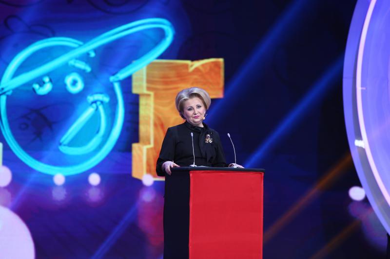 Ediția 1. Sezonul 6 a debutat senzațional! Mihai Bendeac ne-a spus va fi tată, un roast eșuat, incantații tribalice și un șarpe transformat în pui de găină!