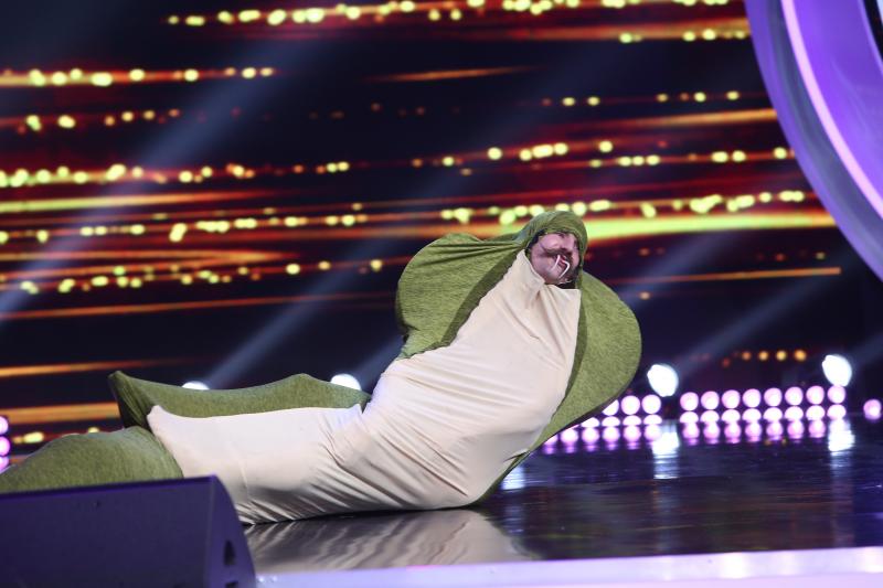 Ediția 1. Sezonul 6 a debutat senzațional! Mihai Bendeac ne-a spus va fi tată, un roast eșuat, incantații tribalice și un șarpe transformat în pui de găină!