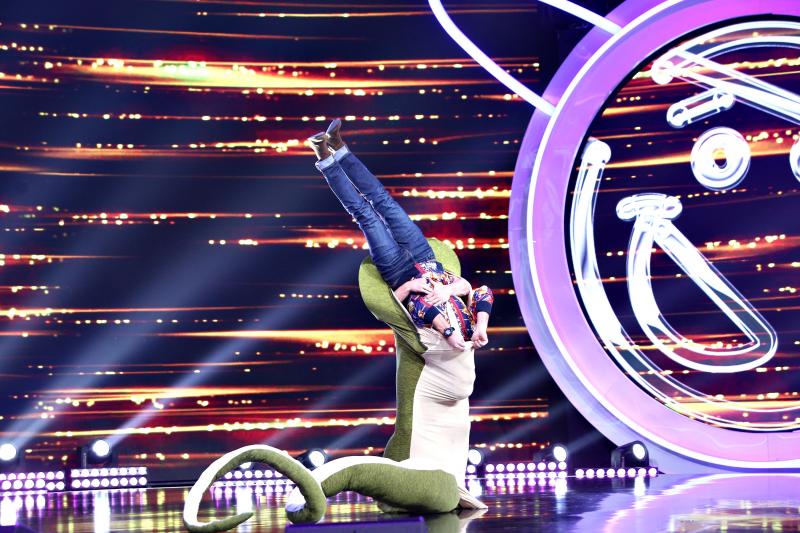 Ediția 1. Sezonul 6 a debutat senzațional! Mihai Bendeac ne-a spus va fi tată, un roast eșuat, incantații tribalice și un șarpe transformat în pui de găină!