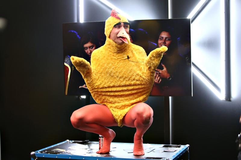 Ediția 1. Sezonul 6 a debutat senzațional! Mihai Bendeac ne-a spus va fi tată, un roast eșuat, incantații tribalice și un șarpe transformat în pui de găină!