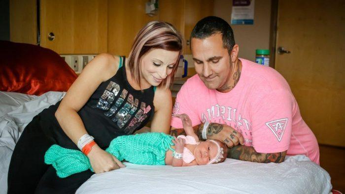 Doi părinți își plâng durerea după ce și-au pierdut fetița de 18 zile de la un simplu sărut :,,Nu pupați sub nicio formă copiii nou-născuți''