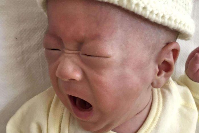 Cât o doză de suc! Cel mai mic copilaș din istorie născut prematur, a supraviețuit: 268 de grame!!!