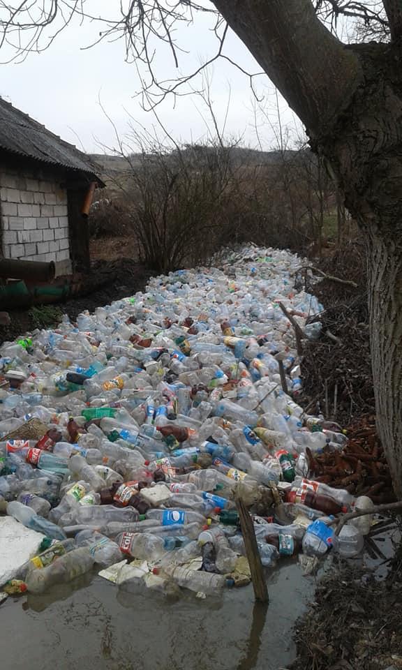 Imagini șocante pe un pârâu din Bihor! Mii de sticle din plastic zac aruncate pe apă poluând întreaga localitate