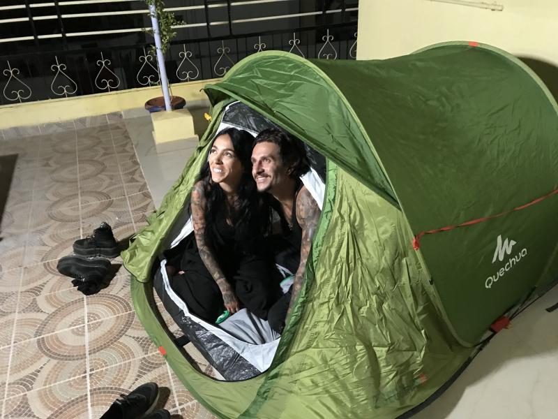 Concurenții din Asia Express au dormit în case cu şerpi, în cort şi împreună cu niște capre