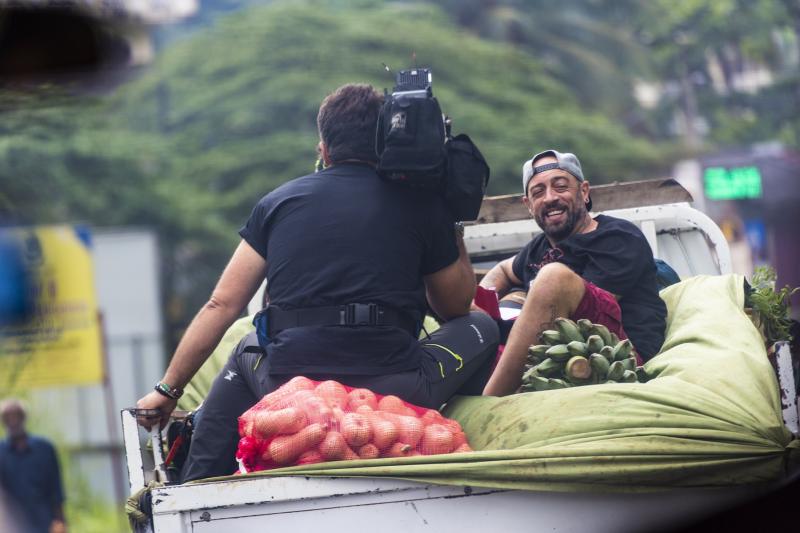 Bianca Drăguşanu, nevoită să meargă într-o remorcă plină cu nuci de cocos, în „Asia Express”