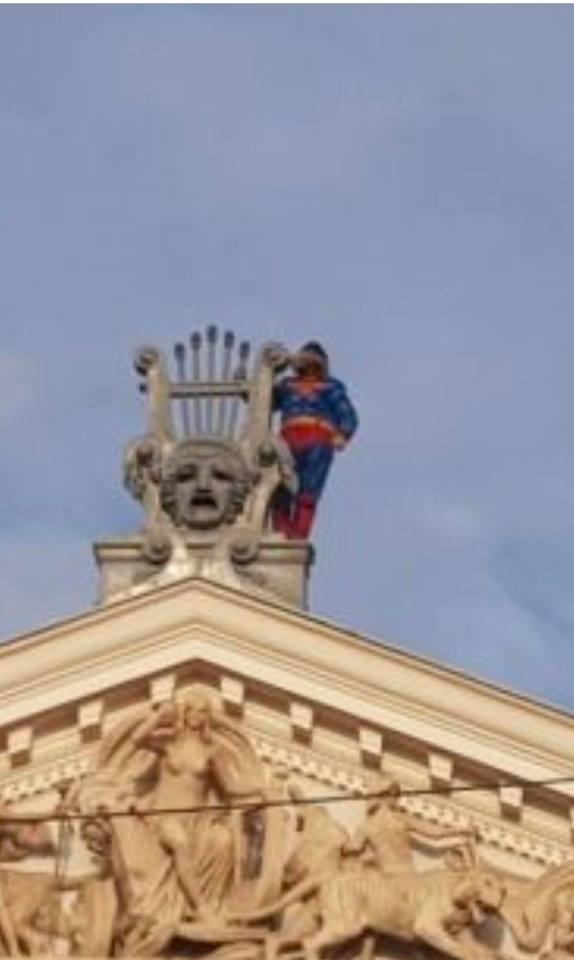 Un bărbat îmbrăcat în Superman a amenințat că se aruncă în gol de pe Teatrul Național din Iași!