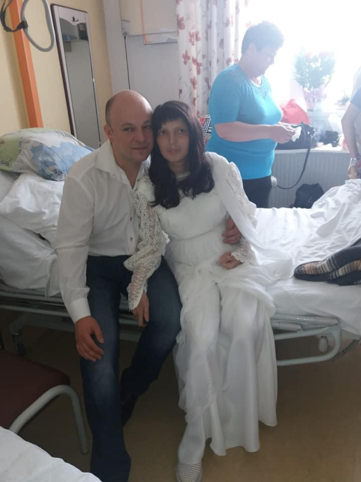 O tânără de 35 de ani, diagnosticată cu o tumoră cerebrală gravă, s-a căsătorit în spital: ”A spus că vrea să se găsească mai repede pe lumea cealaltă!”