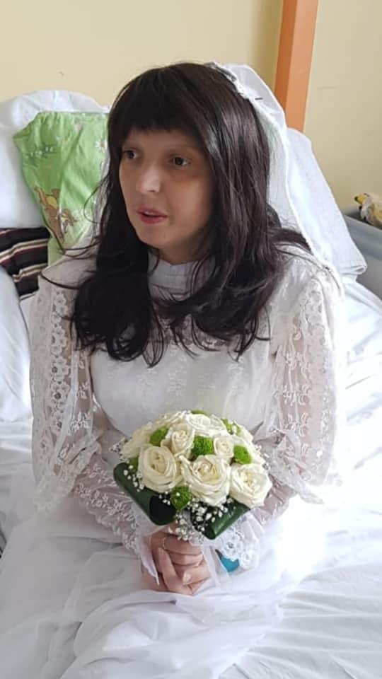 O tânără de 35 de ani, diagnosticată cu o tumoră cerebrală gravă, s-a căsătorit în spital: ”A spus că vrea să se găsească mai repede pe lumea cealaltă!”