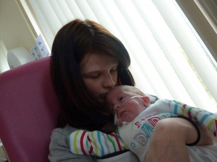 O fetiţă de 14 ani îşi făcea temele când s-a trezit că naște: "Am realizat că patul meu era ud. Am fost împietrită"