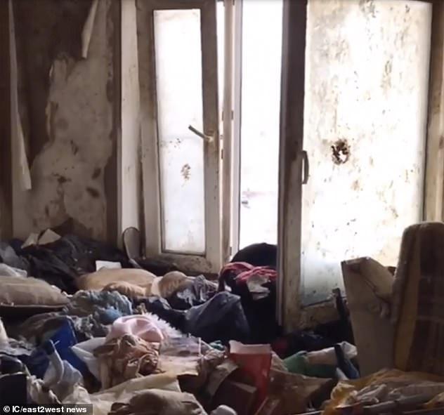 Fetiță de 5 ani crescută în condiții șocante. Nu știe să vorbească, nu a văzut niciodată un fruct, n-a dormit într-un pat și se teme de apă!