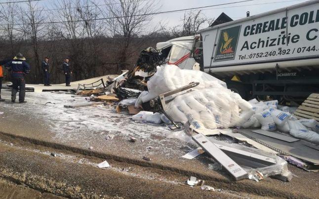 Accident grav în Iași! Un mort și trei răniți, după ce două TIR-uri și un camion s-au ciocnit! Circulația este blocată