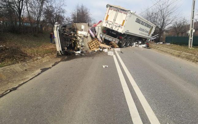 Accident grav în Iași! Un mort și trei răniți, după ce două TIR-uri și un camion s-au ciocnit! Circulația este blocată