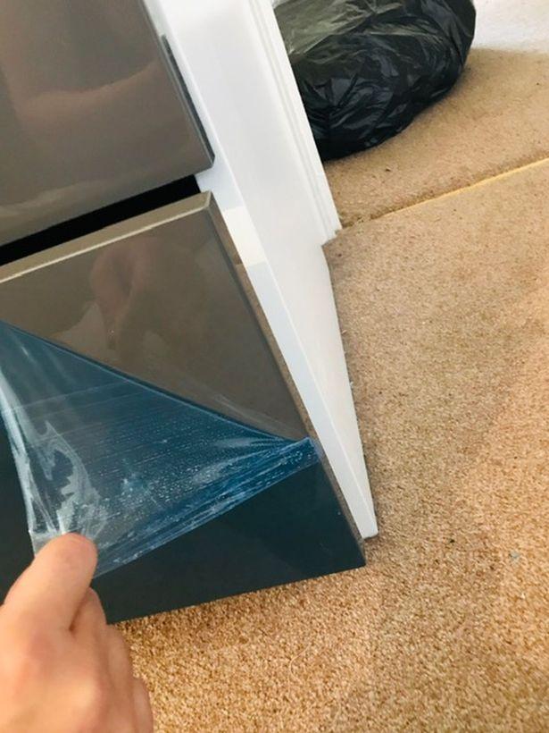 O femeie și-a cumpărat o comodă TV și peste trei ani a făcut o descoperire uriașă! Ce a observat