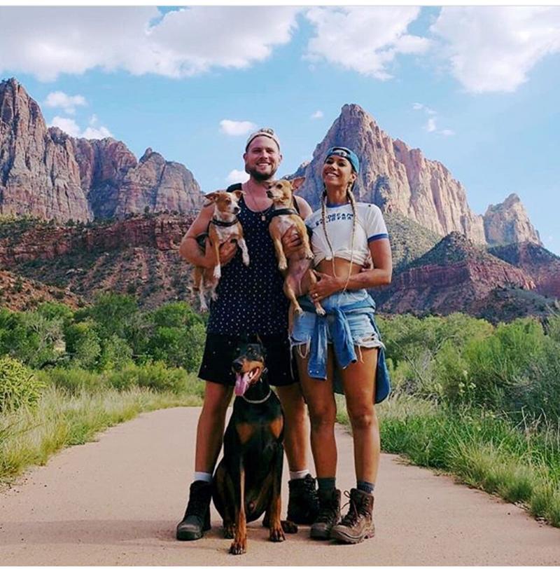 Sunt răsfățați ca niște copii! Celebrități care își iubesc câinii la fel de mult ca oamenii obișnuiți