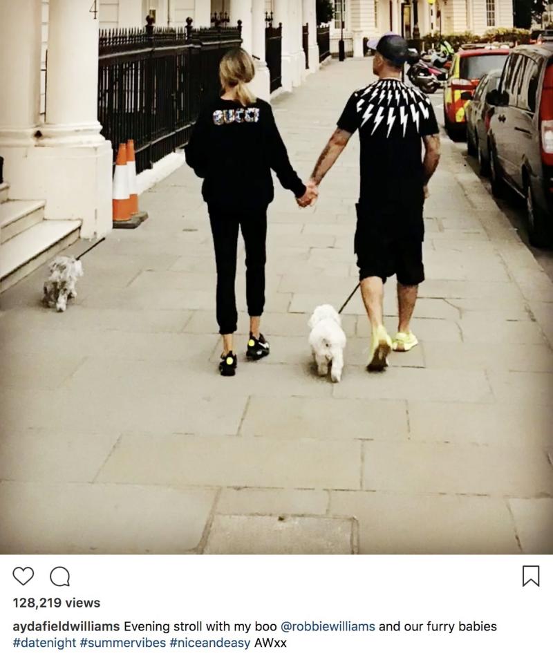 Sunt răsfățați ca niște copii! Celebrități care își iubesc câinii la fel de mult ca oamenii obișnuiți