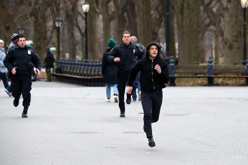 Rami Malek, fotografiat în timp ce era fugărit pe stradă! Actorul s-a lovit de un nevoiaș și a căzut – Foto