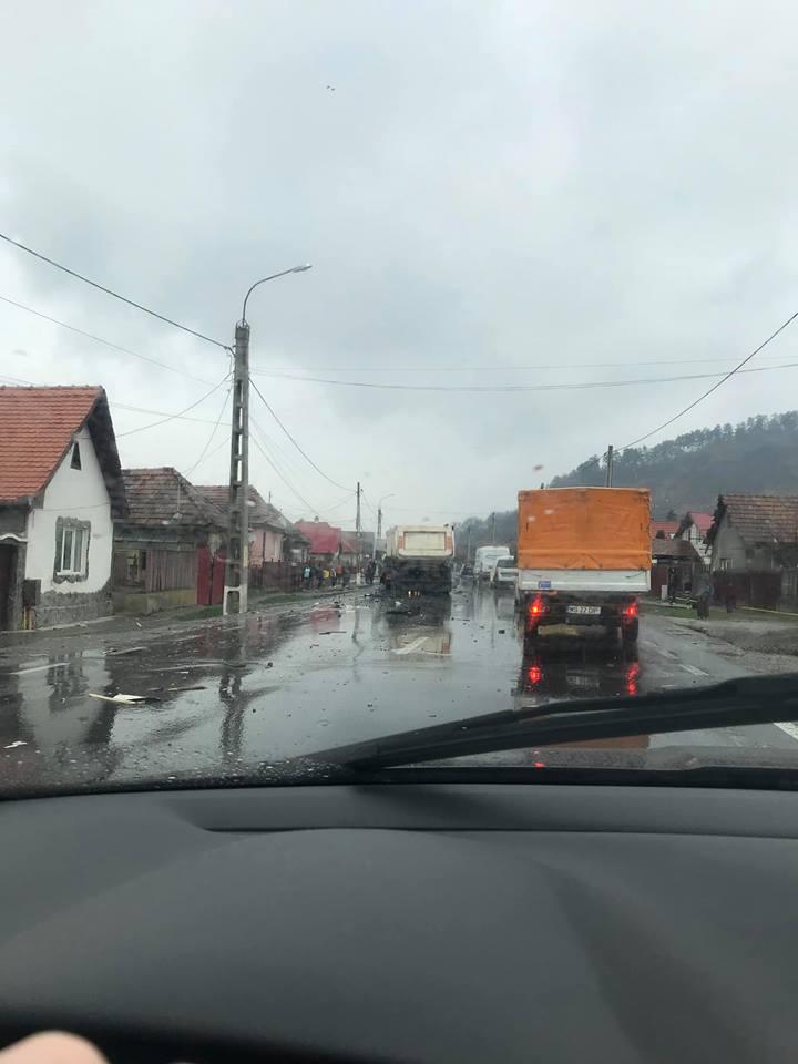 Impact puternic în Mureș! Trei autotrenuri au intrat în coliziune! Ce s-a întâmplat (FOTO)