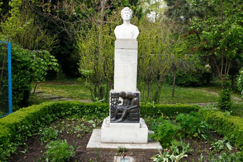 Ea e femeia care a compus versurile ce le-ai cântat de la grădiniță și până acum: "Vine, vine primăvara"! Are bust în Cișmigiu