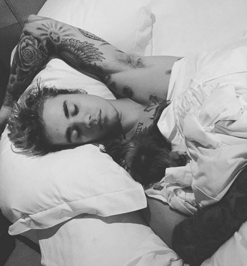 Ziua Somnului Sănătos. Ipostaze amuzante în care au fost surprinse vedetele în timpul somnului