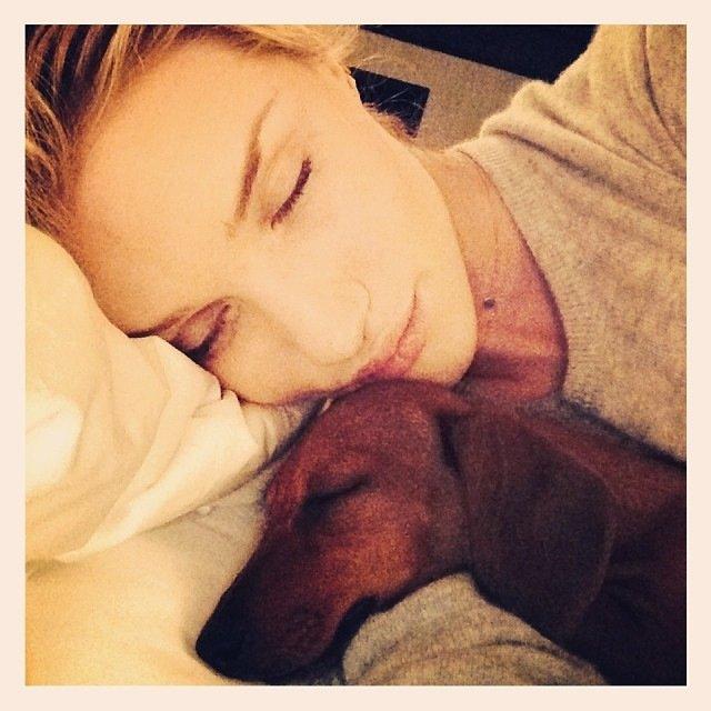 Ziua Somnului Sănătos. Ipostaze amuzante în care au fost surprinse vedetele în timpul somnului