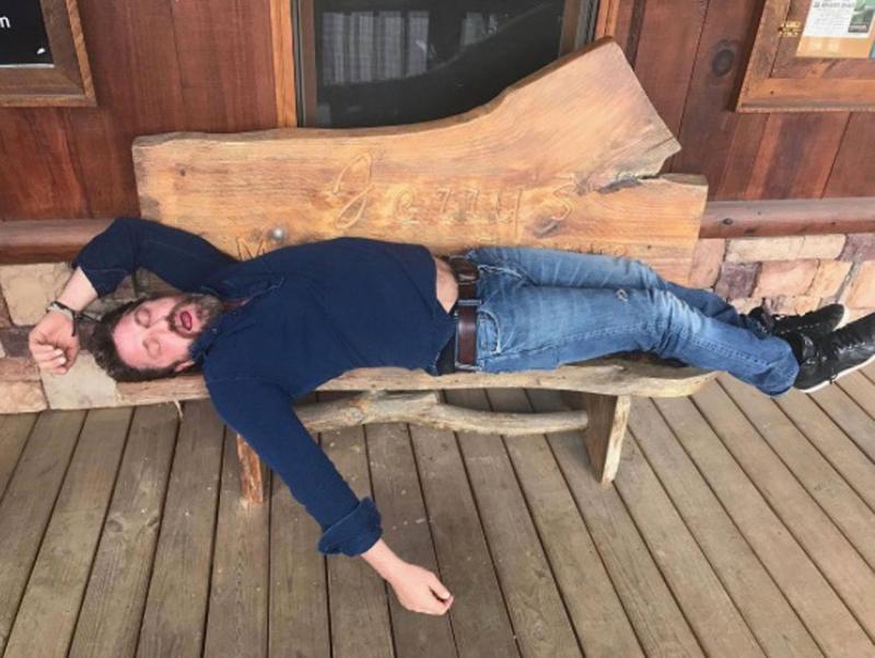 Ziua Somnului Sănătos. Ipostaze amuzante în care au fost surprinse vedetele în timpul somnului