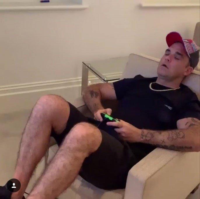 Ziua Somnului Sănătos. Ipostaze amuzante în care au fost surprinse vedetele în timpul somnului