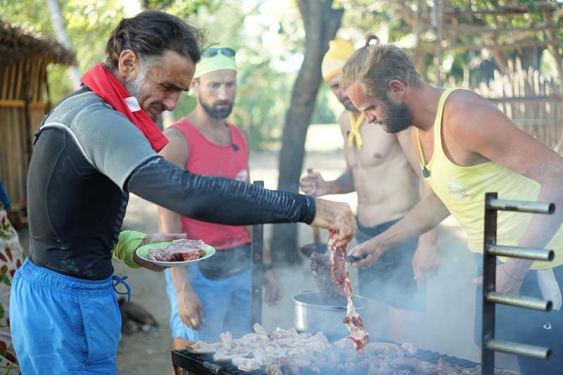 Semifinaliștii de la ,,Ultimul Trib'' au încins o petrecere pe cinste cu mâncare și straie românești: ,,Am fost omeniți cu toate felurile de carne. Îmi venea apă în gură și mi se plimba omulețul în gât''
