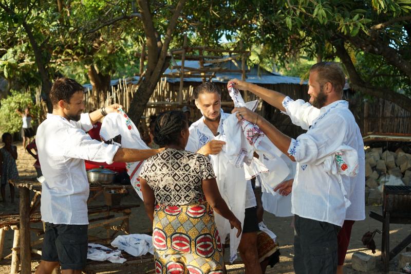 Semifinaliștii de la ,,Ultimul Trib'' au încins o petrecere pe cinste cu mâncare și straie românești: ,,Am fost omeniți cu toate felurile de carne. Îmi venea apă în gură și mi se plimba omulețul în gât''