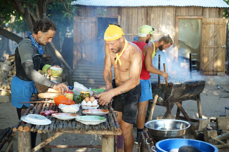 Semifinaliștii de la ,,Ultimul Trib'' au încins o petrecere pe cinste cu mâncare și straie românești: ,,Am fost omeniți cu toate felurile de carne. Îmi venea apă în gură și mi se plimba omulețul în gât''