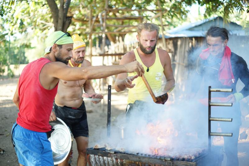 Semifinaliștii de la ,,Ultimul Trib'' au încins o petrecere pe cinste cu mâncare și straie românești: ,,Am fost omeniți cu toate felurile de carne. Îmi venea apă în gură și mi se plimba omulețul în gât''