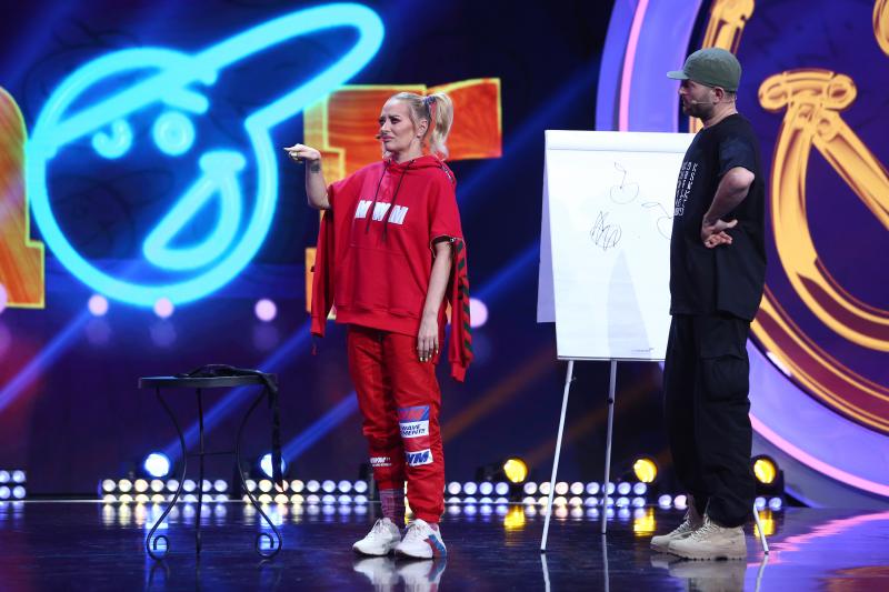 Rebecca Herrera vede cu urechile și cu ochiul din palmă! Cheloo i-a desenat concurentei ceva indecent: ,,Nu sunt sigură că vreau să ghicesc asta''