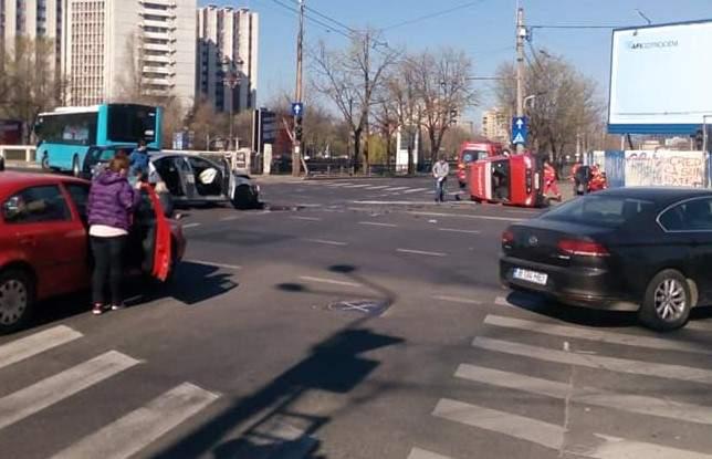 Ambulanță răsturnată din cauza unui șofer, în București! Trei persoane au ajuns la spital