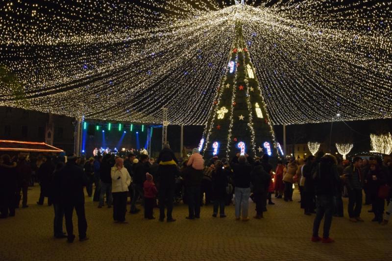 Luminițele pentru Sărbătorile de Iarnă 2018-2019 au fost mai scumpe cu 53, 14%. Vezi care au fost cele mai cheltuitoare orașe din România