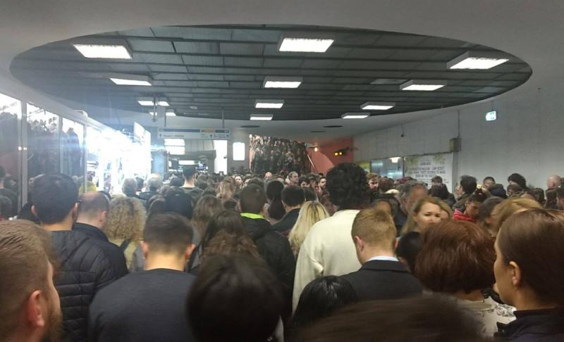 Panică la metrou! Mii de oameni sunt blocați în stația Piața Victoriei. Ce s-a întâmplat