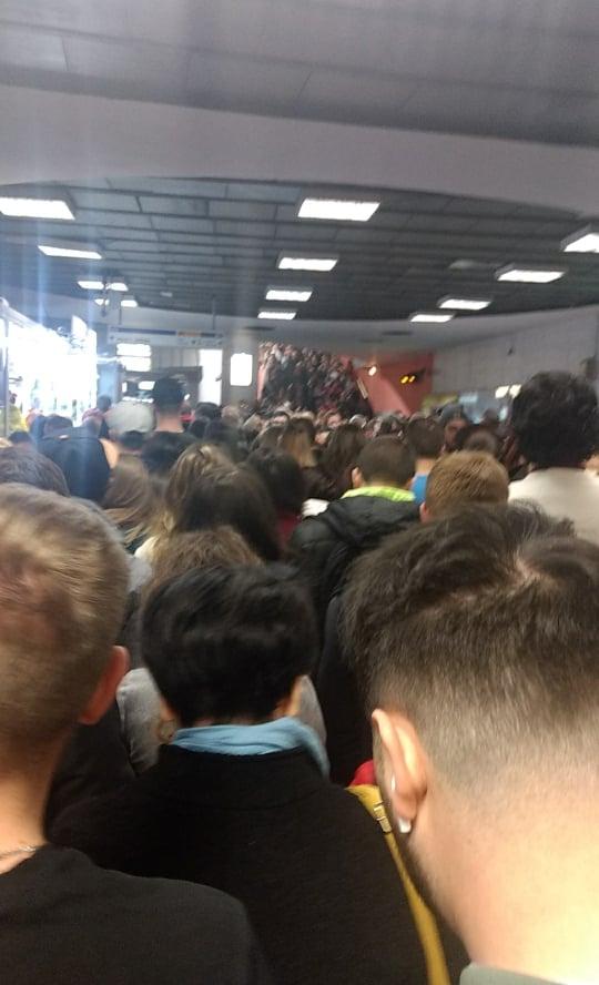 Panică la metrou! Mii de oameni sunt blocați în stația Piața Victoriei. Ce s-a întâmplat